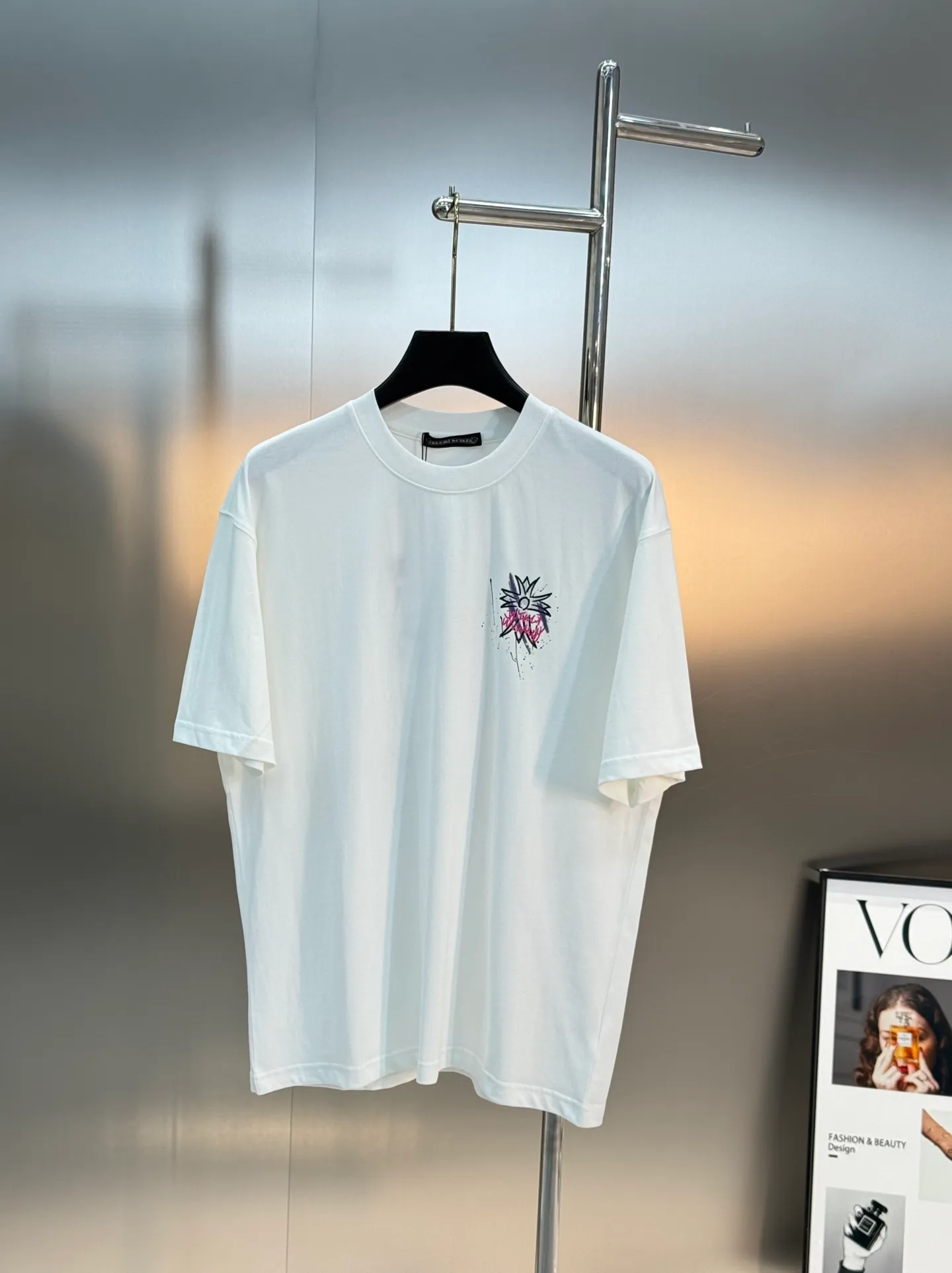 🅿️190 Luo Xin 25s new T-shirt. Same style for men and women! The classic cross shape is responsible for the good looks. The visual effect of the combination of personalized graphics and letters is quite unique! ! ! The sensory effect presented is naturally explosive... The 230g pure cotton fabric is selected. It is comfortable and soft. Its delicacy and comfort performance are also in place, creating an extraordinary wearing experience! Color: Black. White. Size: S-XXL (L is recommended for 175/145 pounds)